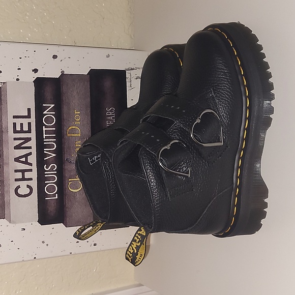 Dr. Martens Shoes - EUC Dr. Martens black Devon heart quad boot, sz 6, eu 37